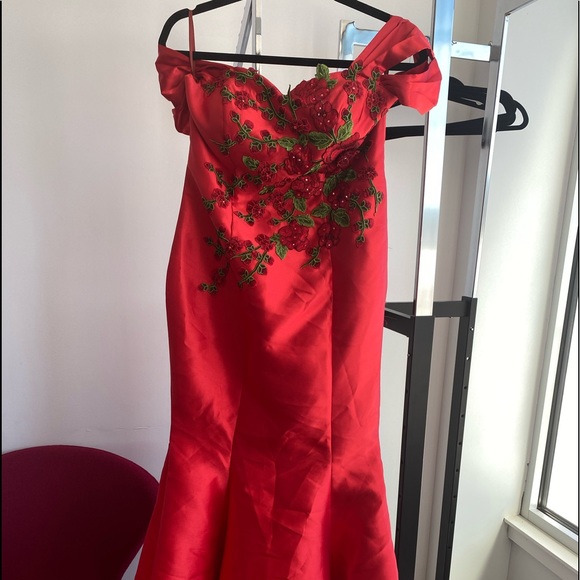 Beautiful red gown - Picture 1 of 3